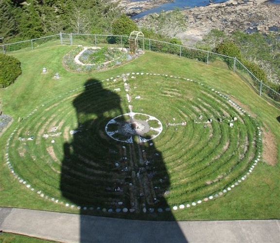 Chartres-style labyrinth from above